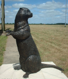 Otter bronzen fontein op de uitkijk