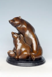 Bronzen moederbeer met jong beeld