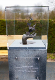Bronzen hand met zes vlinders beeld