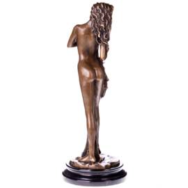 Bronzenbeeld elegante vrouw met stola