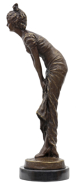 Elegant vrouw bronzen beeld