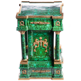 Porselein met bronzen postament zuil