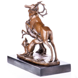 Bronzen beeld hert met jachthonden