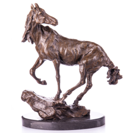 Paard boven op een rots bronzenbeeld
