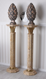 Zuilen en pilaren van marmer of hout