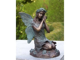 Bronzen biddend elfje gedenkbeeld