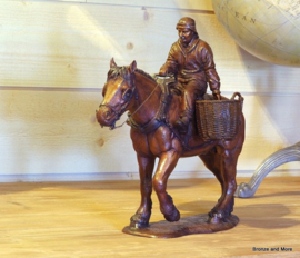 Trekpaard met boer brons beeld
