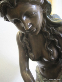Vrouw wringt jurk uit bronzen fontein