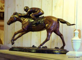 Renpaard met jockey bronzen beeld