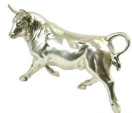 Stier in zilver bronzen kleur beeld