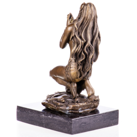 Biddend indiaan meisje bronzen beeld