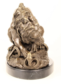 Bronzen leeuw met slang beeld