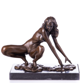 Knielende naakt bronzen vrouw beeld