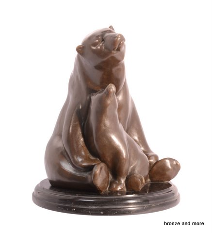 Bronzen moederbeer met jong beeld