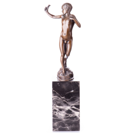 Bronzen jongen met katapult beeld