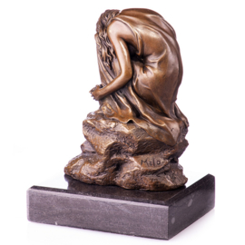 Dromende vrouw op steen brons beeld