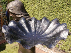 Bronzen fontein vrouw met schelp