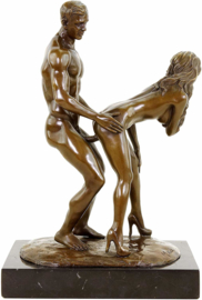 Doggystyle brons beeld man en vrouw