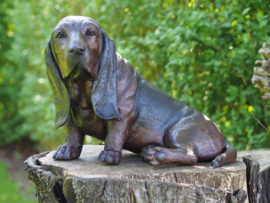 Basset hond liggend brons beeld