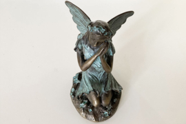 Biddend bronzen elfjebeeld