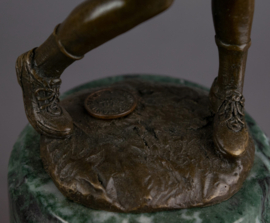 Bronzen golfspeelster beeld