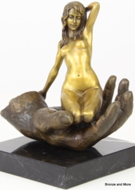 Vrouw in mannenhand bronzen beeld