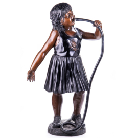 Bronzen fonteinmeisje met tuinslang