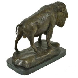 Bronzen bizon beeld op een rots