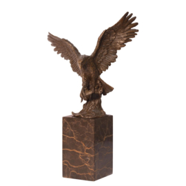 Vissende adelaar bronzen beeld