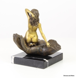 Vrouw in mannenhand bronzen beeld