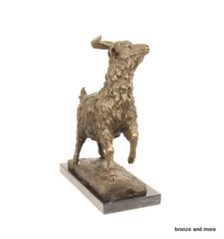 Bronzen beeld van een geit