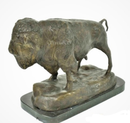 Bronzen bizon beeld op een rots