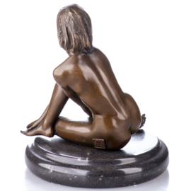 Zittende naakte vrouw brons beeld