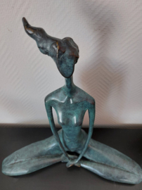 Bronzen vrouw in lotushouding beeld