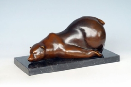 Bronzen moederbeer met jong beeld