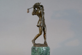 Bronzen golfspeelster beeld