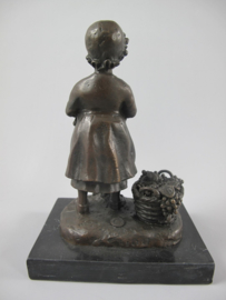 Bronzen beeld meisje met druivenmandje