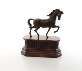 Bronzen piaffe paard op houten sokkel