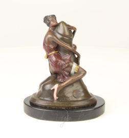 Vrouw omhelst penis bronzen beeld
