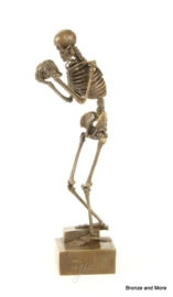 Bronzen skelet met schedel beeld