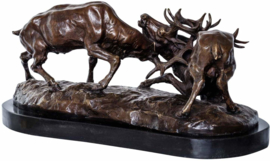 Bronzen beeld hertengevecht