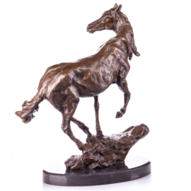 Paard boven op een rots bronzenbeeld