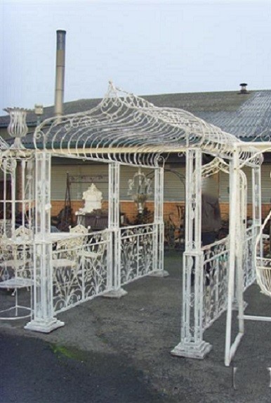 Romantische wit smeedijzeren rozenpoort