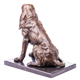 Basset hond zittend brons beeld