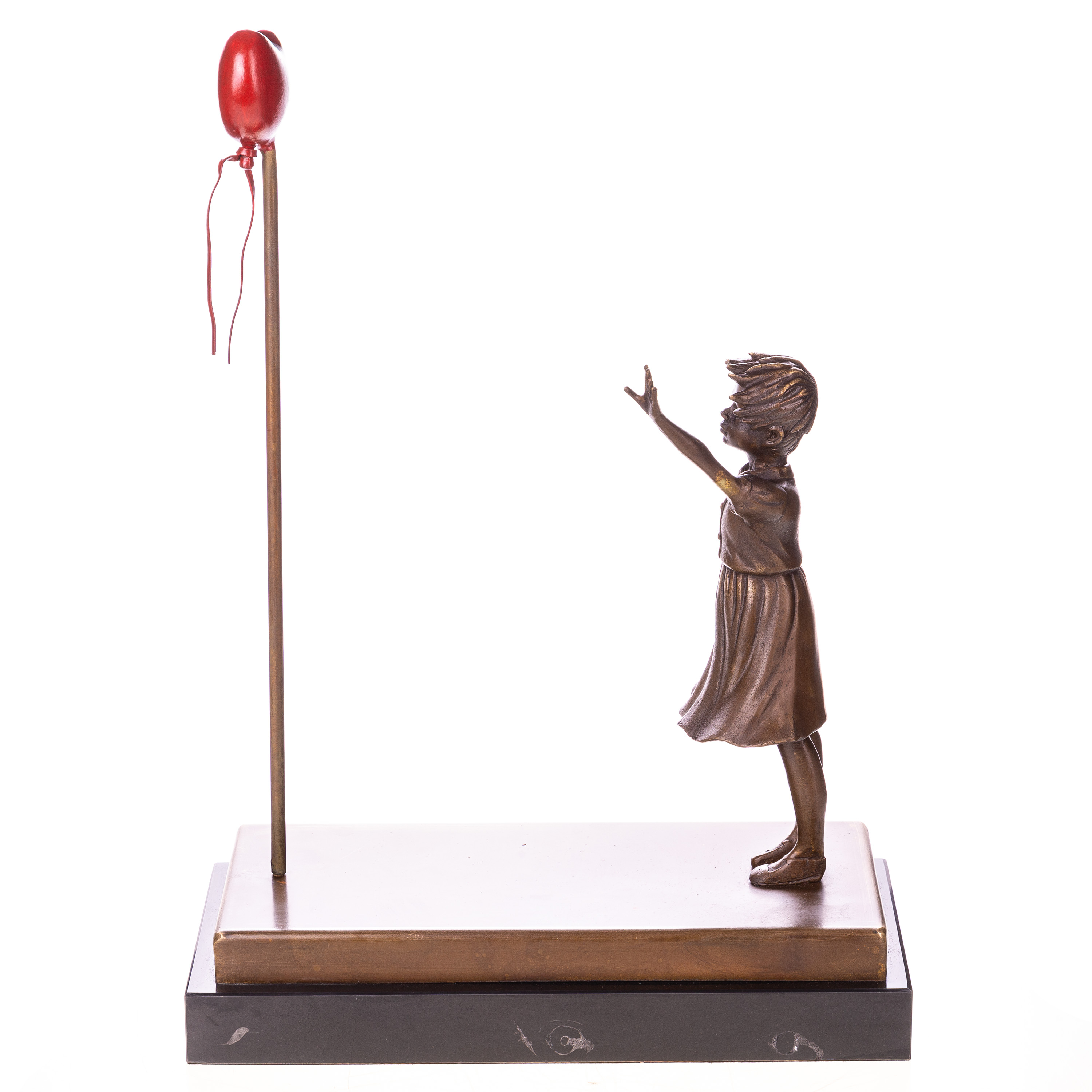 Brons meisje met rode hart ballonbeeld