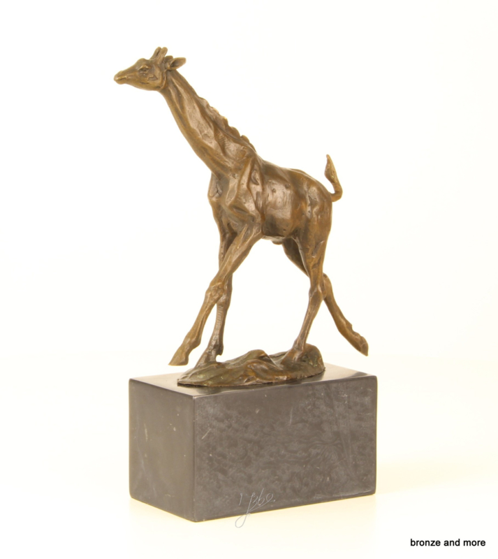 Girafje bronzen beeld