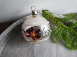 Vintage kerstbal zilver met bloem 248