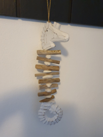 Hanger met houten zeepaardje