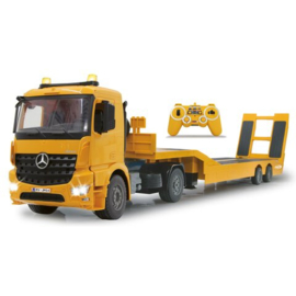 Mercedes Benz Arocs vrachtwagen met dieplader