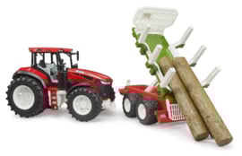 Tractor met boomstammenaanhanger